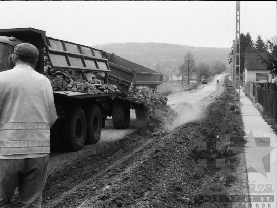 THM-BJ-05314 - Útépítés Szálka községben az 1970-es években 