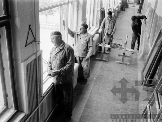 THM-BJ-05363 - Tanévkezdés előtti iskolafestés Szekszárdon az 1970-es években