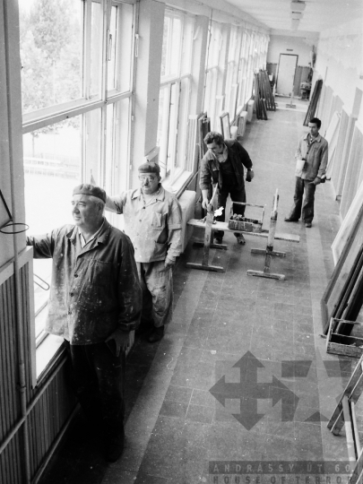 THM-BJ-05364 - Tanévkezdés előtti iskolafestés Szekszárdon az 1970-es években