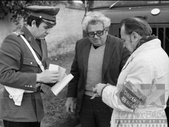 THM-BJ-05367 - Rendőrségi igazoltatás önkéntes rendőrrel az 1970-es években 