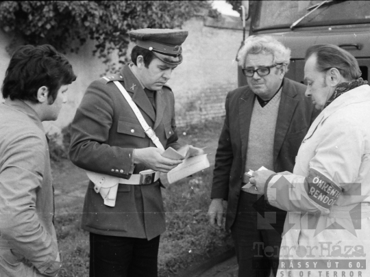 THM-BJ-05368 - Rendőrségi igazoltatás önkéntes rendőrrel az 1970-es években 
