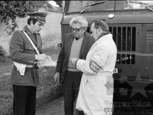 THM-BJ-05369 - Rendőrségi igazoltatás önkéntes rendőrrel az 1970-es években 