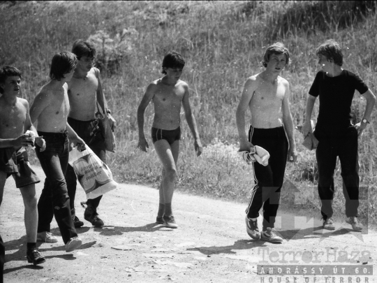 THM-BJ-05379 - Honvédelmi vetélkedő a szekszárdi Rózsa Ferenc Szakközépiskola tanulóinak az 1970-es években