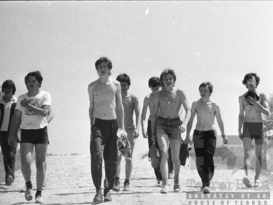 THM-BJ-05384 - Honvédelmi vetélkedő a szekszárdi Rózsa Ferenc Szakközépiskola tanulóinak az 1970-es években