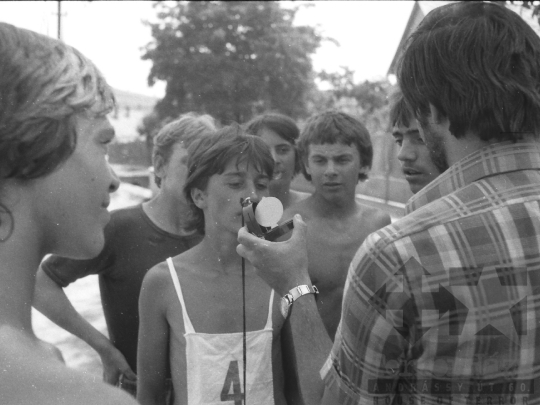 THM-BJ-05387 - Honvédelmi vetélkedő a szekszárdi Rózsa Ferenc Szakközépiskola tanulóinak az 1970-es években