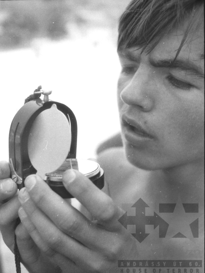 THM-BJ-05389 - Honvédelmi vetélkedő a szekszárdi Rózsa Ferenc Szakközépiskola tanulóinak az 1970-es években