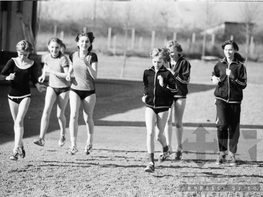 THM-BJ-05405 - Atlétika edzés a szekszárdi sportiskolában az 1970-es években