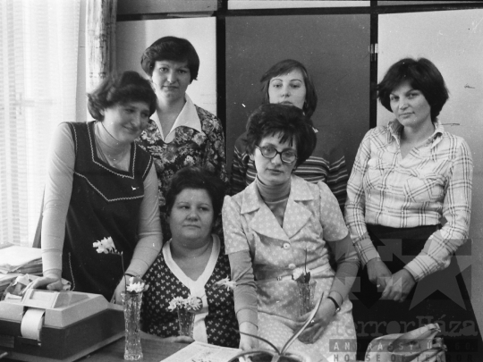 THM-BJ-05419 - Tolna Megyei Tanácsi Építő- és Szerelőipari Vállalat nőnapi ünnepsége Szekszárdon az 1970-es években