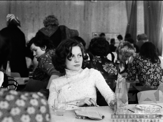 THM-BJ-05423 - Tolna Megyei Tanácsi Építő- és Szerelőipari Vállalat nőnapi ünnepsége Szekszárdon az 1970-es években