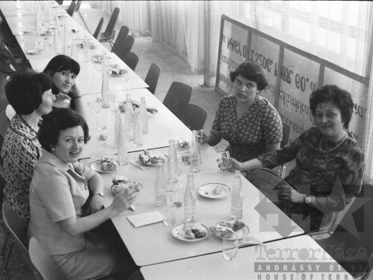 THM-BJ-05426 - Tolna Megyei Tanácsi Építő- és Szerelőipari Vállalat nőnapi ünnepsége Szekszárdon az 1970-es években