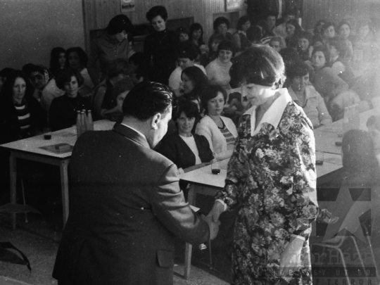 THM-BJ-05430 - Tolna Megyei Tanácsi Építő- és Szerelőipari Vállalat nőnapi ünnepsége Szekszárdon az 1970-es években