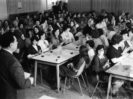 THM-BJ-05431 - Tolna Megyei Tanácsi Építő- és Szerelőipari Vállalat nőnapi ünnepsége Szekszárdon az 1970-es években