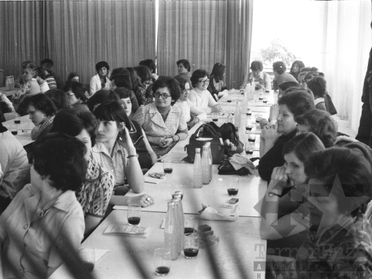 THM-BJ-05433 - Tolna Megyei Tanácsi Építő- és Szerelőipari Vállalat nőnapi ünnepsége Szekszárdon az 1970-es években
