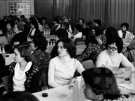 THM-BJ-05436 - Tolna Megyei Tanácsi Építő- és Szerelőipari Vállalat nőnapi ünnepsége Szekszárdon az 1970-es években