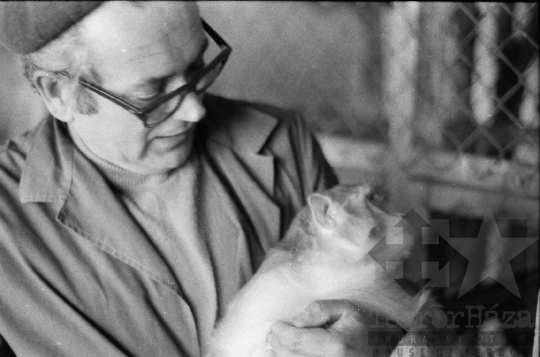 THM-BJ-05451 - Kisvári István kisállatkereskedő Szekszárdon az 1980-as években 