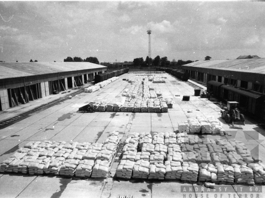 THM-BJ-05453a - Mözsi termelőszövetkezet műtrágyaraktára az 1980-as években 