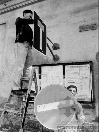 THM-BJ-05466 - Táblacsere egy szekszárdi utcában az 1980-as években