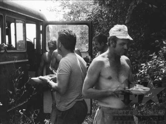 THM-BJ-05507 - Aratók ebédszüneten a mórágyi termelőszövetkezetben az 1980-as években 