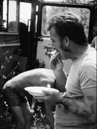 THM-BJ-05509 - Aratók ebédszüneten a mórágyi termelőszövetkezetben az 1980-as években 