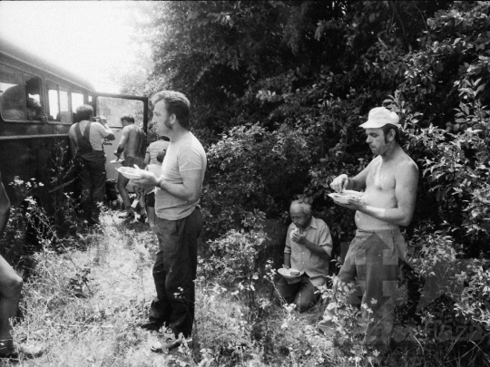 THM-BJ-05510 - Aratók ebédszüneten a mórágyi termelőszövetkezetben az 1980-as években 