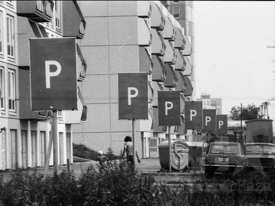 THM-BJ-05576 - Parkoló egy szekszárdi lakótelepen az 1980-as éveken