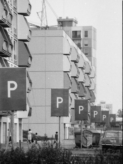 THM-BJ-05577 - Parkoló egy szekszárdi lakótelepen az 1980-as éveken