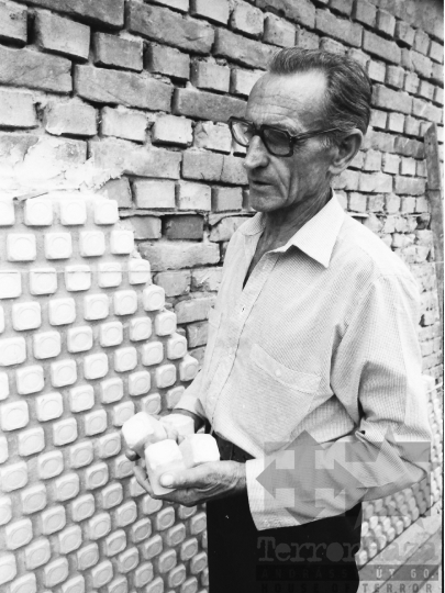 THM-BJ-05581 - Ház lábazat tejfölös pohár mintázattal az 1980-as években