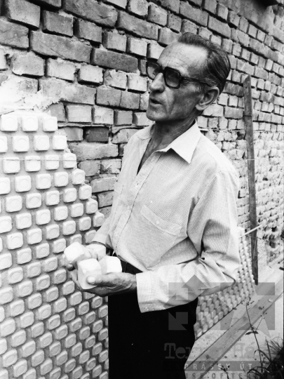 THM-BJ-05582 - Ház lábazat tejfölös pohár mintázattal az 1980-as években