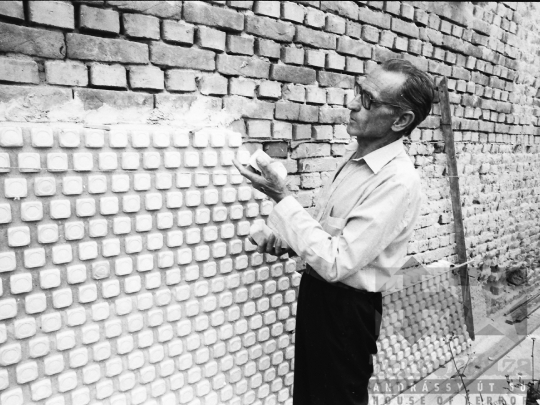 THM-BJ-05583 - Ház lábazat tejfölös pohár mintázattal az 1980-as években