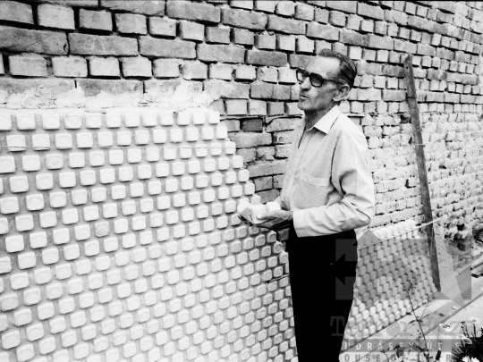 THM-BJ-05584 - Ház lábazat tejfölös pohár mintázattal az 1980-as években