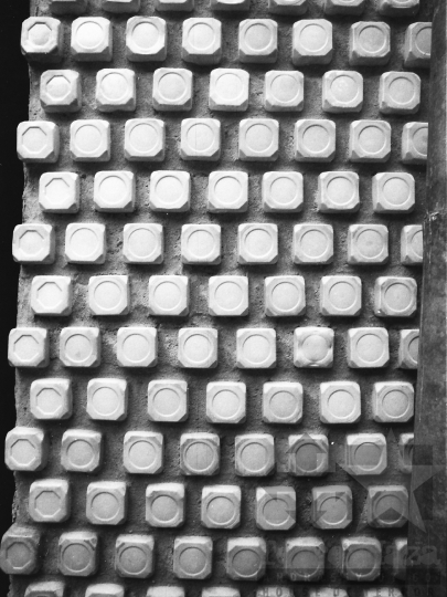 THM-BJ-05586 - Ház lábazat tejfölös pohár mintázattal az 1980-as években