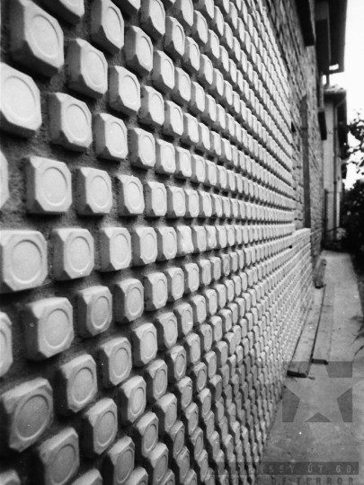 THM-BJ-05587 - Ház lábazat tejfölös pohár mintázattal az 1980-as években