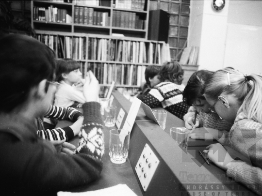 THM-BJ-05629 - Gyerekfoglalkozás a szekszárdi könyvtár zeneműtárában az 1980-as években