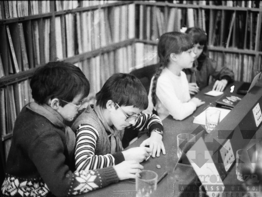 THM-BJ-05630 - Gyerekfoglalkozás a szekszárdi könyvtár zeneműtárában az 1980-as években