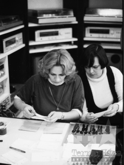 THM-BJ-05631 - Gyerekfoglalkozás a szekszárdi könyvtár zeneműtárában az 1980-as években