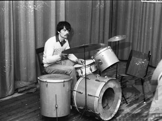 THM-BJ-05663 - Nyugdíjasok ünnepelnek a mórágyi művelődési házban az 1980-as években