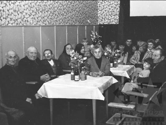 THM-BJ-05666 - Nyugdíjasok ünnepelnek a mórágyi művelődési házban az 1980-as években