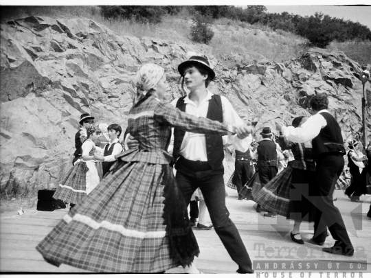 THM-BJ-05675 - Néptánc előadás Mórágyon az 1980-as években