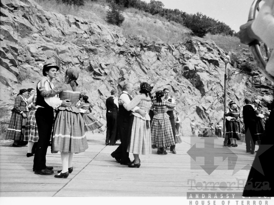 THM-BJ-05676 - Néptánc előadás Mórágyon az 1980-as években