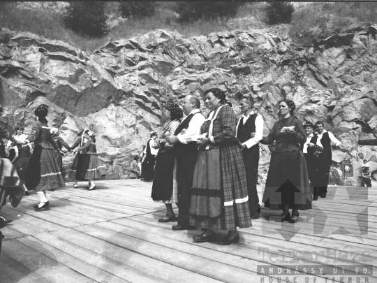 THM-BJ-05681 - Néptánc előadás Mórágyon az 1980-as években