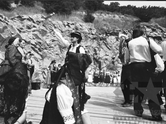 THM-BJ-05682 - Néptánc előadás Mórágyon az 1980-as években