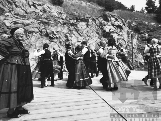 THM-BJ-05683 - Néptánc előadás Mórágyon az 1980-as években