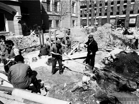 THM-BJ-05728 - Szökőkút építése Szekszárdon az 1980-as években 