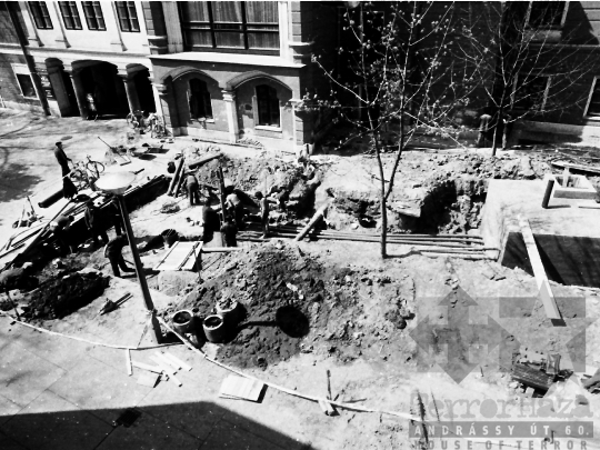 THM-BJ-05729a - Szökőkút építése Szekszárdon az 1980-as években 