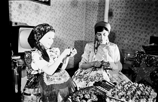 THM-BJ-05954 - Farkas Lászlóné tojásfestő művész az 1960-as években