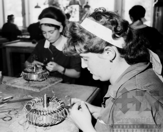 THM-BJ-06006 - Gyönki villamosgép tekercselő üzem az 1960-as években 