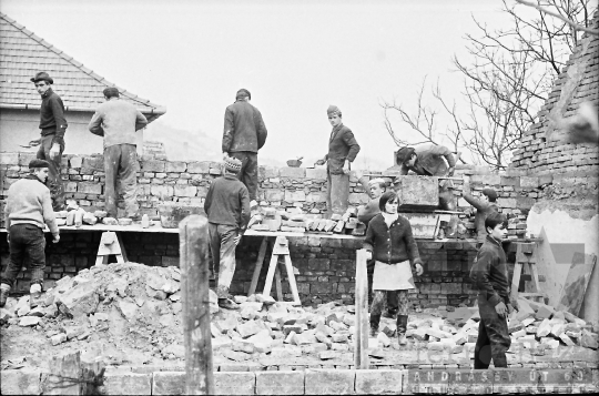 THM-BJ-06034 - Baka utcai családi ház építése társadalmi munkában Szekszárdon az 1960-as években 