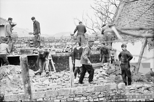 THM-BJ-06039 - Baka utcai családi ház építése társadalmi munkában Szekszárdon az 1960-as években 
