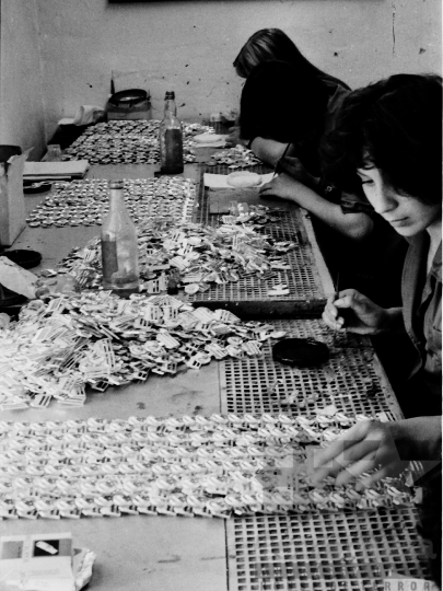 THM-BJ-06134 - Óra- és Ékszerkereskedelmi Vállalat szekszárdi gyáregysége  az 1970-es években 