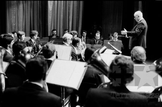 THM-BJ-06235 - Véghelyi Mikós fúvószenekarának hangversenye Szekszárdon az 1970-es években